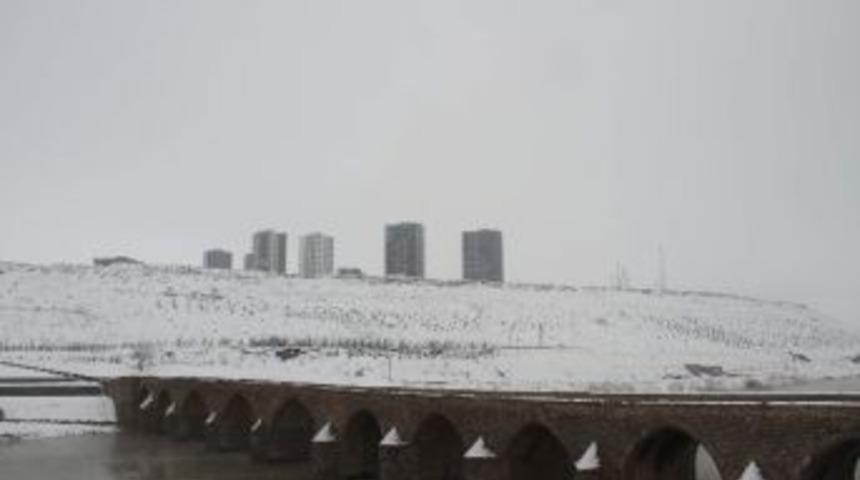 Diyarbakır&rsquo;da Soğuk Hava Etkisini S&uuml;rd&uuml;r&uuml;yor