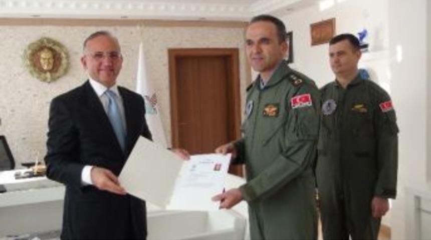 Vali Yurdakul&rsquo;dan Hasta Kurtaran Pilotlara Takdirname