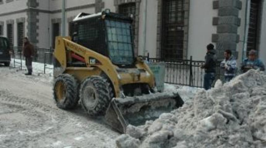 Erzurum'da Belediye Ekiplerinin Karla M&uuml;cadele &Ccedil;alışması