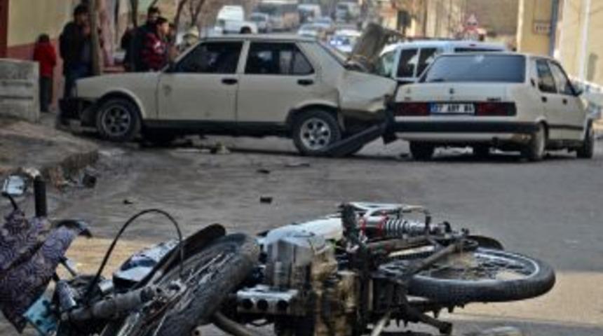 Drift Atan S&uuml;r&uuml;c&uuml; Ortalığı Savaş Alanına &Ccedil;evirdi: 4 Yaralı