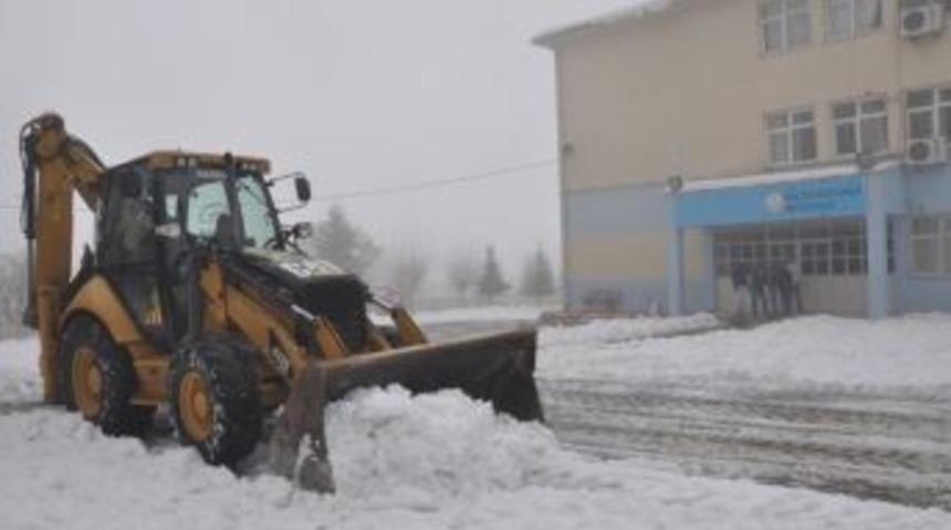 Siirt'te Okul Bahçeleri Kardan Temizleniyor