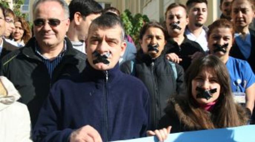 Sağlık&ccedil;ılardan Bantlı Eylem