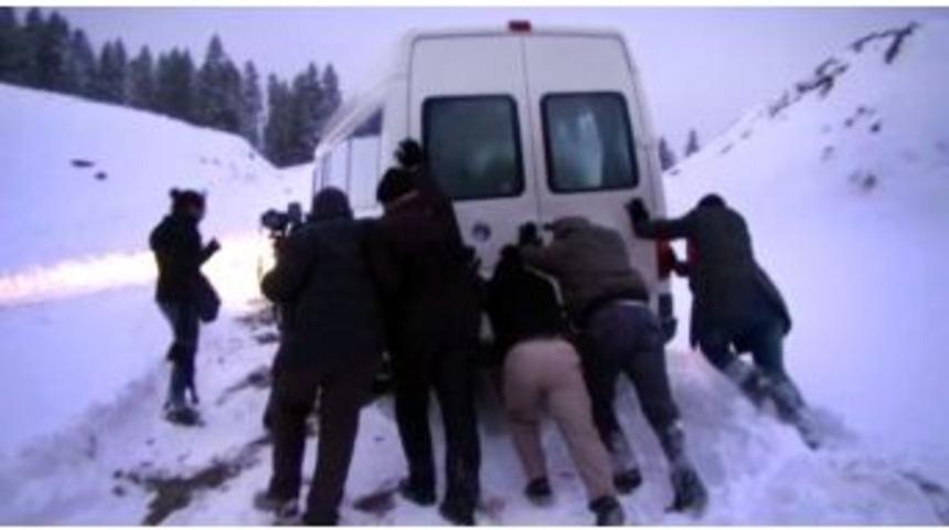 Gazetecilerin Karla M&uuml;cadelesi