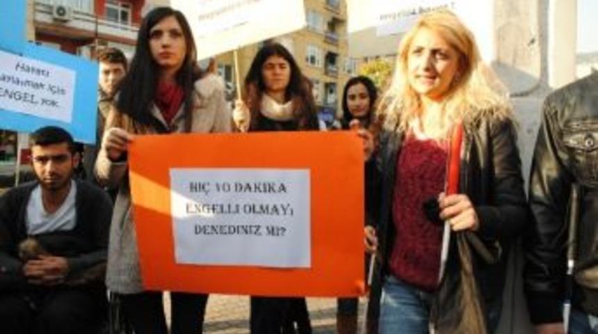 Engellileri Anlamak İçin Sağır Ve Kör Oldular