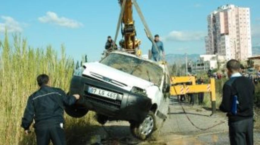 Virajı Alamayınca Kanala Uçtu: 1 Ölü