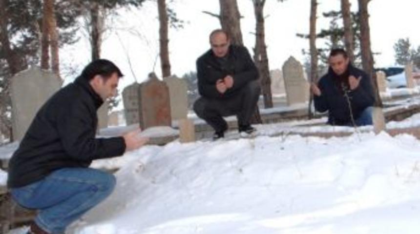 Şehirder, T&uuml;rk&uuml; Paşa&rsquo;yı Mezarı Başında Andı