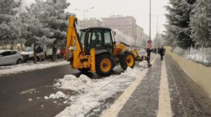 Diyarbakır'daki Kar Birikintileri Kamyonla Taşınıyor
