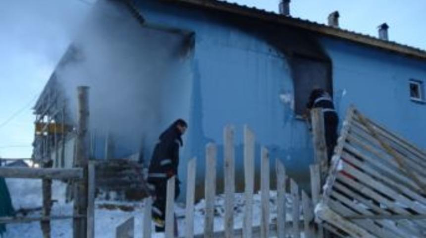 Lojman Yandı, K&ouml;yl&uuml;ler Karla Alevlere M&uuml;dahale Etti