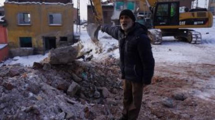 Evinin Yanındaki Metruk Binanın Yıkımı I&ccedil;in G&ouml;revlilere Ağlarcasına Yalvardı