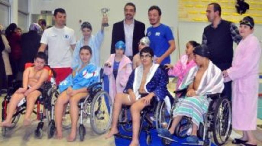 &Ouml;zg&uuml;rl&uuml;klerini Y&uuml;zerek Yaşıyorlar