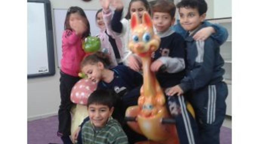 Kışın &Ouml;ğrenciler Bah&ccedil;eye &Ccedil;ıkamıyor Diye Okul Koridoru Park Oldu