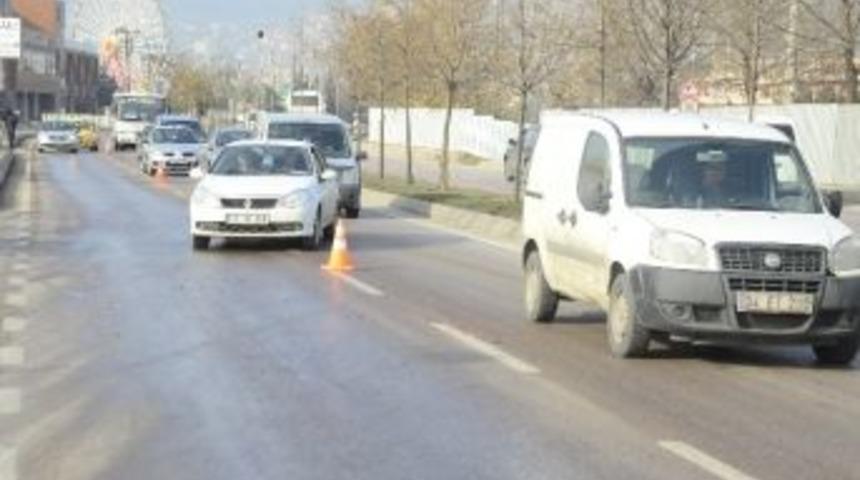 Yola Yağ D&ouml;k&uuml;ld&uuml;, 12 Ara&ccedil; Birbirine Girdi