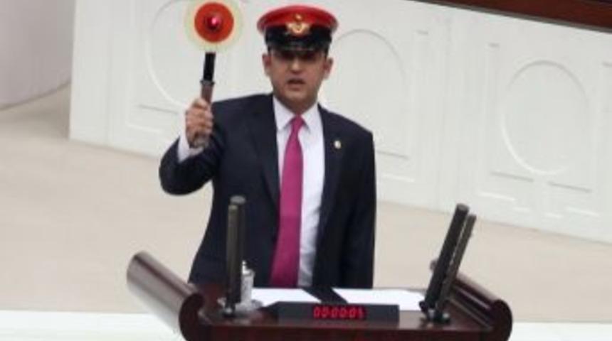 Genel Kurul&rsquo;da Kond&uuml;kt&ouml;r Şapkası Ve Reflekt&ouml;rl&uuml; Protesto