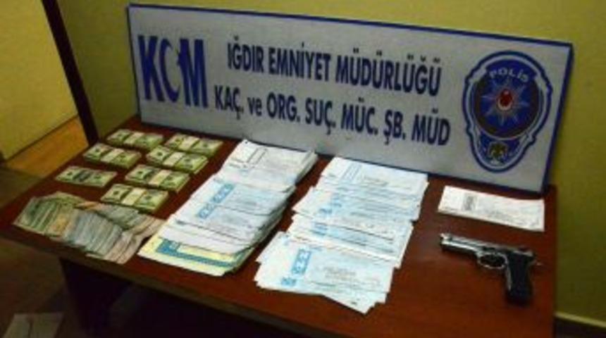 Iğdır'da G&uuml;mr&uuml;k Memurlarına Operasyon: 17 G&ouml;zaltı