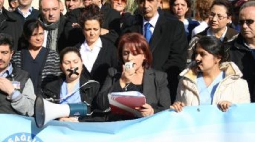 İzmir'de Sağlık&ccedil;ılardan Siyah Bantlı Eylem