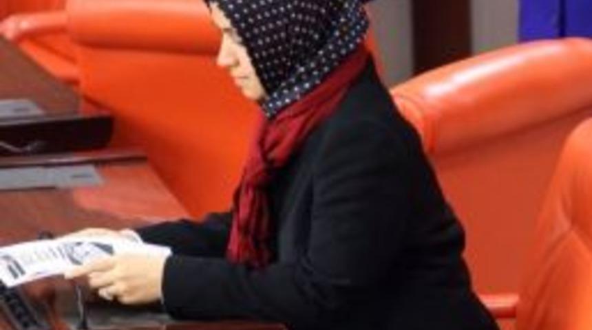 Kadın Milletvekilleri, Genel Kuruldaki &Uuml;slubu Protesto İ&ccedil;in Kırmızı Fular Taktı