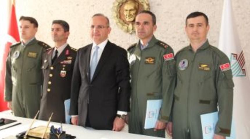 Hayatlarını Tehlikeye Atan Pilotlar &Ouml;d&uuml;llendirildi