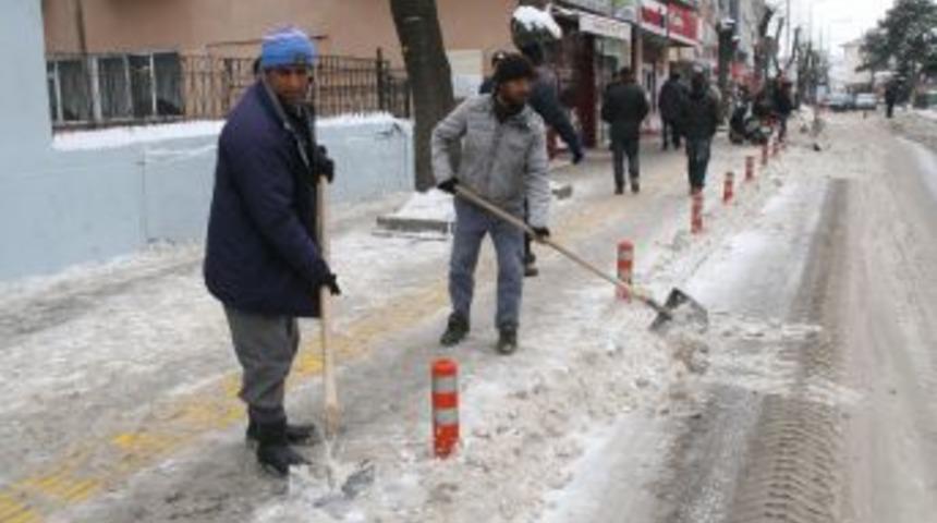 Belediye Yolları Kardan Temizliyor