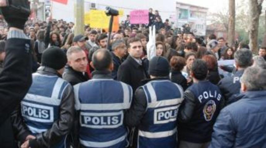 Denizli Lisesi &Ouml;ğrencilerinden Tarihi Bina Eylemi