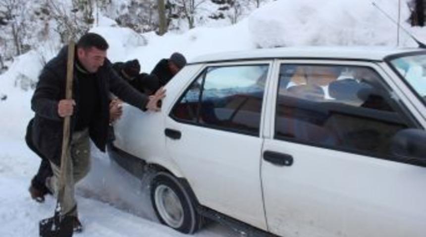 Kaymakam Kılı&ccedil;arslan, Yolda Kara Saplanan Ara&ccedil;lara Iterek Yardım Etti