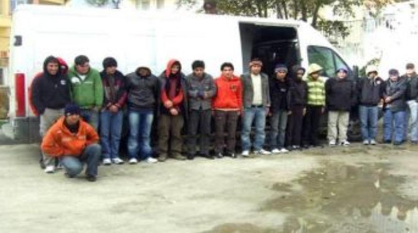 İzmir'de Ka&ccedil;ak G&ouml;&ccedil;men Operasyonu