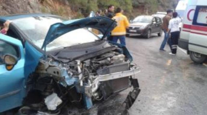 Ambulans İle Otomobil &Ccedil;arpıştı: 4 Yaralı