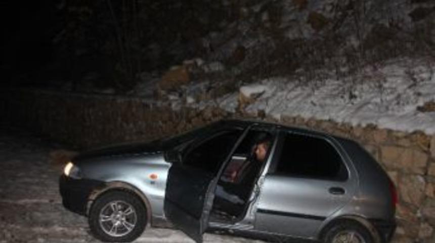 Kontrolden &Ccedil;ıkan Otomobil Duvara &Ccedil;arptı