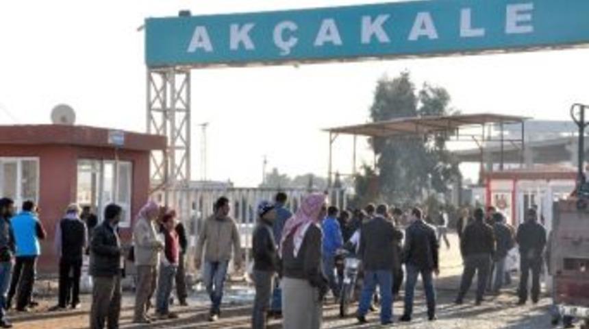Ak&ccedil;akale Sınır Kapısında Yoğunluk Yaşanıyor