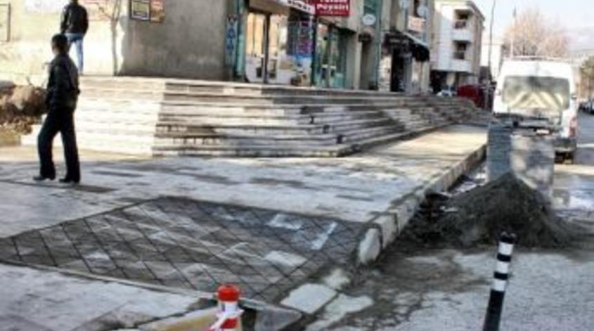 B&uuml;y&uuml;k &Ccedil;arşıda Merdiven Yenileme &Ccedil;alışması