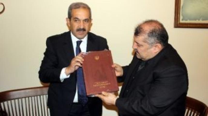 Başkan &Uuml;rg&uuml;p, Ziyabey Yazma Eserler K&uuml;t&uuml;phanesini Ziyaret Etti