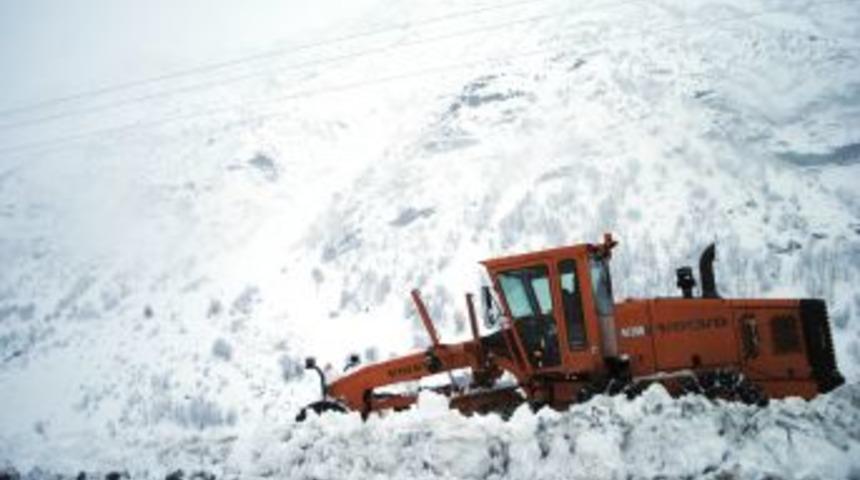 Hakkari'de Karla M&uuml;cadele &Ccedil;alışmaları Devam Ediyor