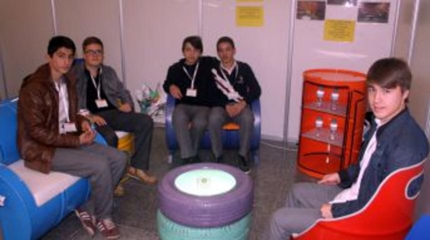 &Ouml;ğrenciler Atık Varilleri Koltuğa D&ouml;n&uuml;şt&uuml;rd&uuml;, Siparişlere Yetişilemiyor