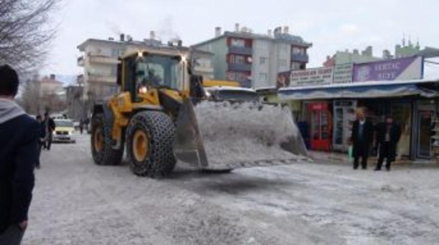 Kağızman Belediyesi&rsquo;nin kar temizleme &ccedil;alışması
