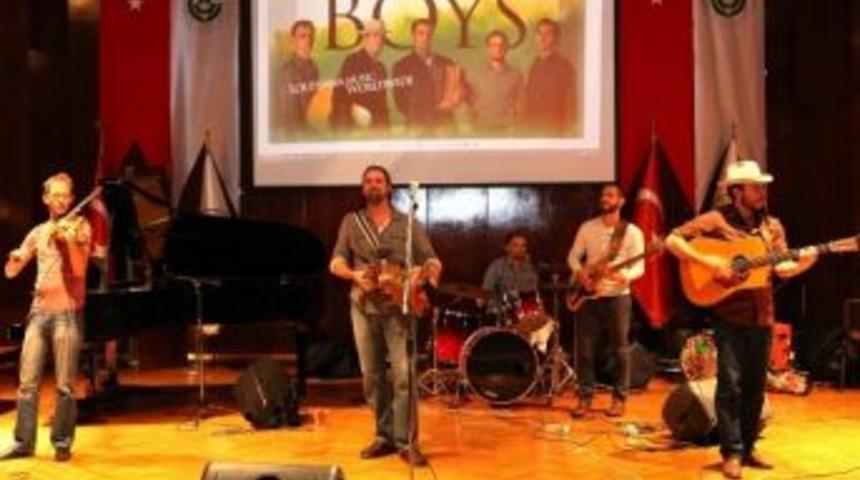 "pıne Leaf Boys" &Ccedil;&uuml;&rsquo;de Hayranlarıyla Buluştu