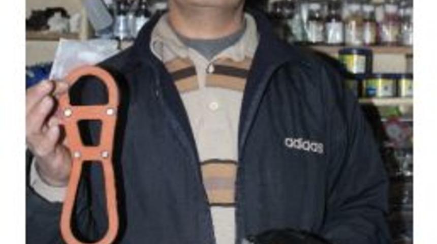 Ayakkabılara Takılan Zincir Karda Y&uuml;r&uuml;meyi Kolaylaştırıyor