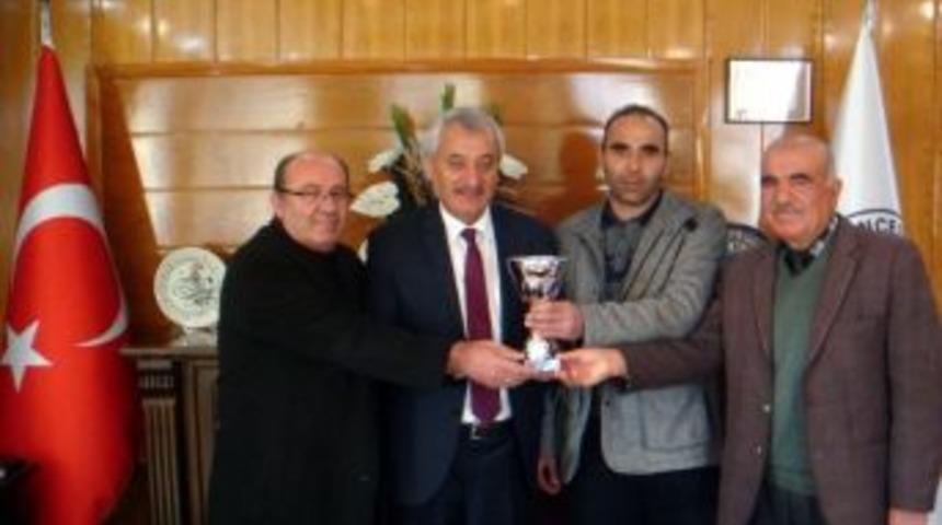 İncesu Belediyespor, Kupayı Başkana Verdi