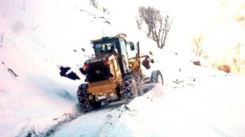 Batman&rsquo;da Kapanan K&ouml;y Yollarını A&ccedil;ma &Ccedil;alışmaları S&uuml;r&uuml;yor
