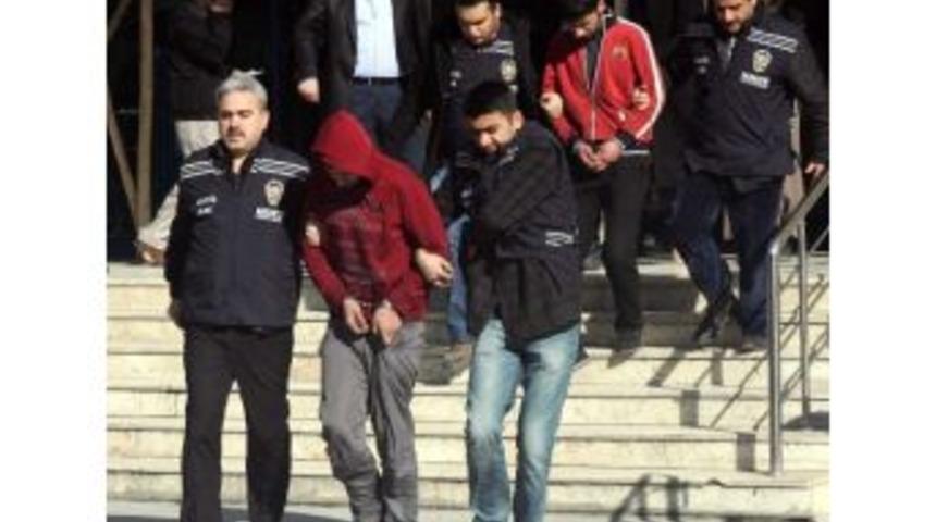 Oto Teyp Hırsızları Yakalandı