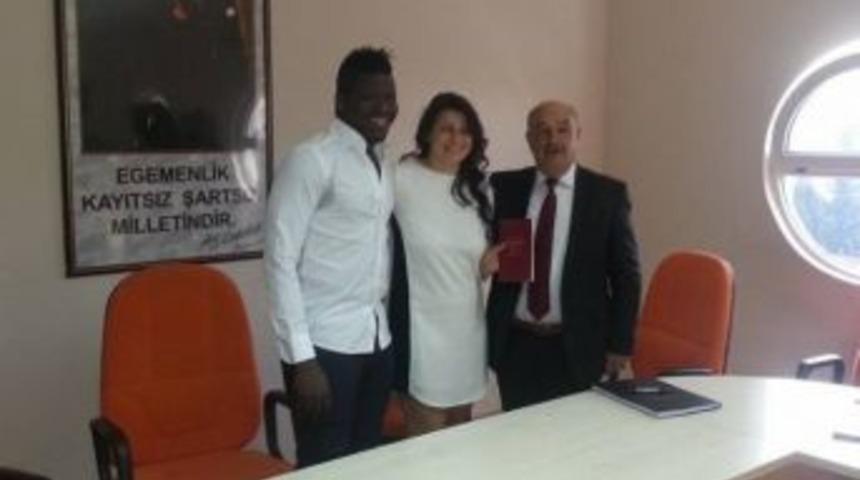 Mami Lakaplı Ganalı Forvet T&uuml;rk Kızıyla Evlendi