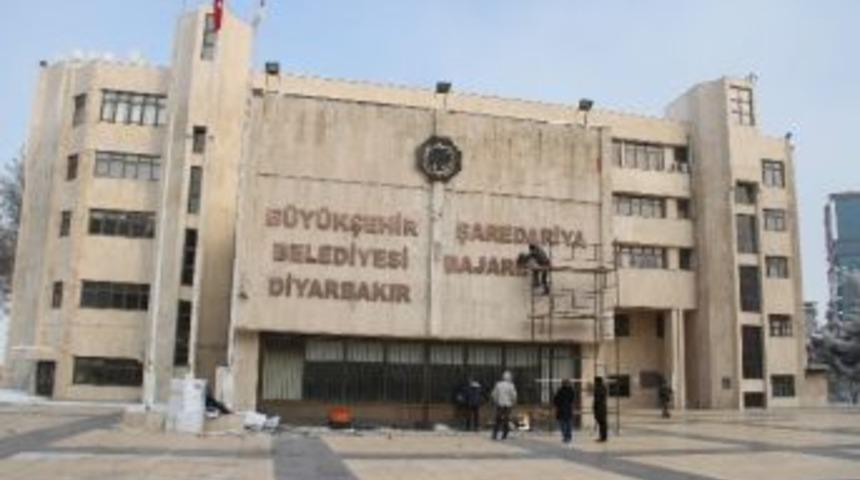 Diyarbakır B&uuml;y&uuml;kşehir Belediyesi&rsquo;nden &Ccedil;ift Dilli Tabela