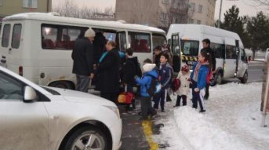 Okul Servisi İle Otomobil &Ccedil;arpıştı:1 Yaralı