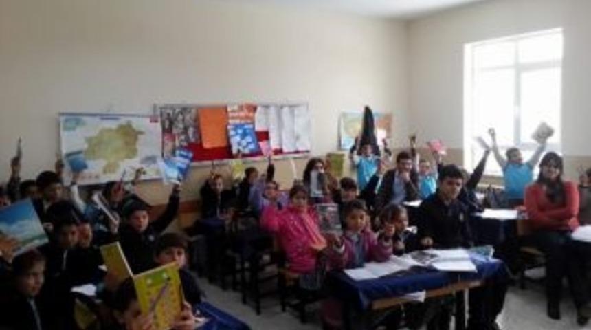 &Uuml;niversite &Ouml;ğrencileri K&ouml;y &Ccedil;ocuklarını Sevindirdi