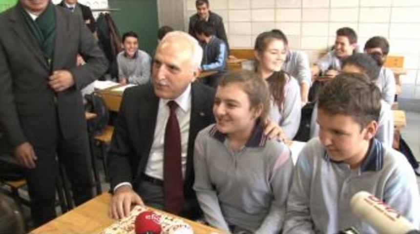 Vali Mutlu, &Ouml;ğrencinin Twit Davetini Kırmadı