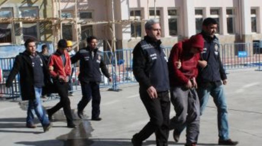 Otodan Hırsızlık Yaptığı Belirlenen 3 Ş&uuml;pheli Su&ccedil;&uuml;st&uuml; Yakalandı