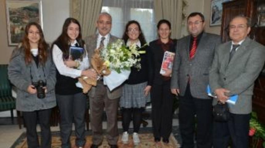 &Ouml;ğrenciler Vali G&uuml;ven&ccedil;er İle R&ouml;portaj Yaptı