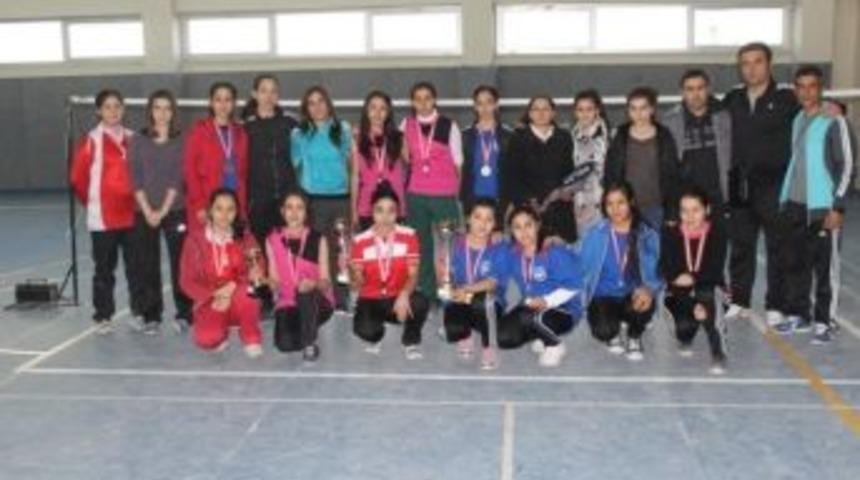 Gen&ccedil; Kızlarda Badmintonun Şampiyonu Ticaret Meslek Lisesi Oldu