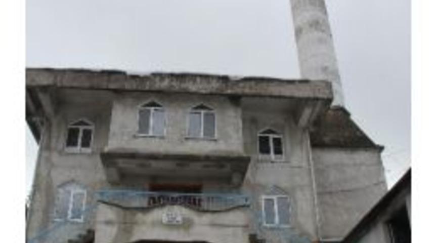 K&ouml;y Yolu Caminin İ&ccedil;erisinden Ge&ccedil;iyor