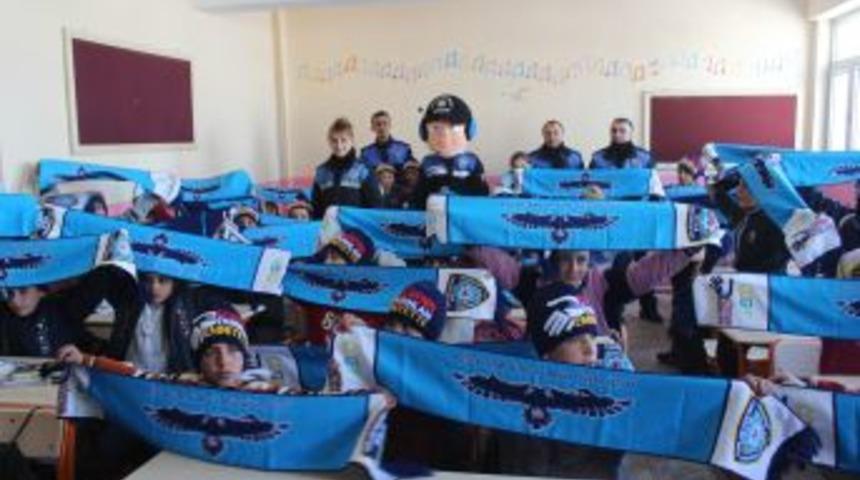 Polis. &Ouml;ğrencilere Atkı Ve Bere Dağıttı