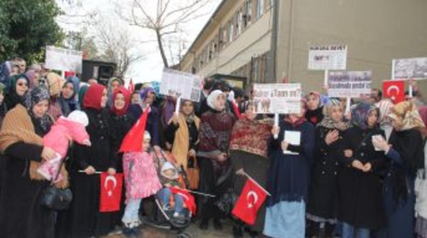 15 Yıl &Ouml;nce Baş&ouml;rt&uuml;s&uuml; Yasağından Atıldıkları Imam Hatip &Ouml;n&uuml;nde Eylem Yaptılar