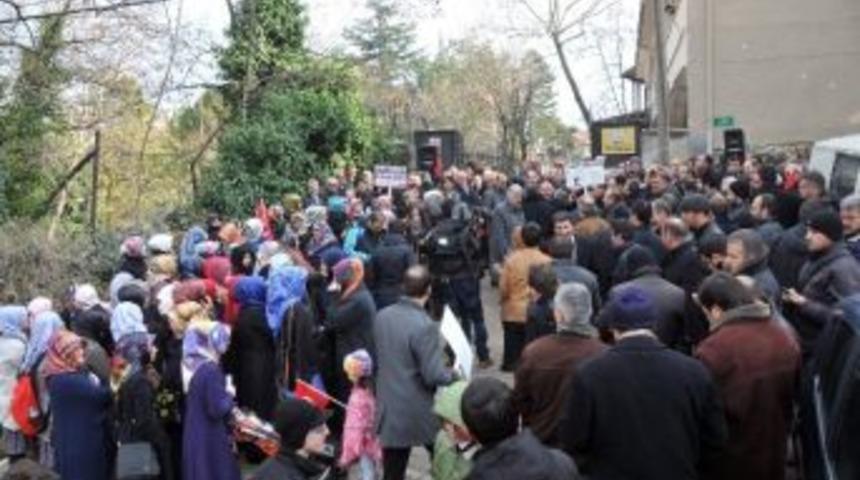 15 Yıl &Ouml;nce Giremedikleri Okulun &Ouml;n&uuml;nde Eylem Yaptılar